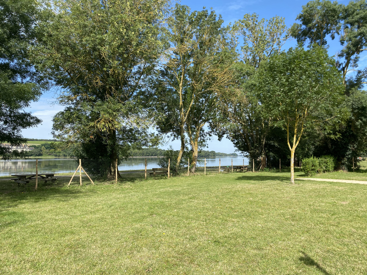 Emplacements enherbés avec tables de pique-nique et vue dégagée sur la Loire