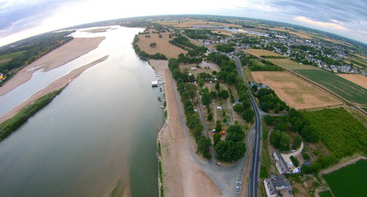 Vue aérienne du camping en bord de Loire, entouré de champs